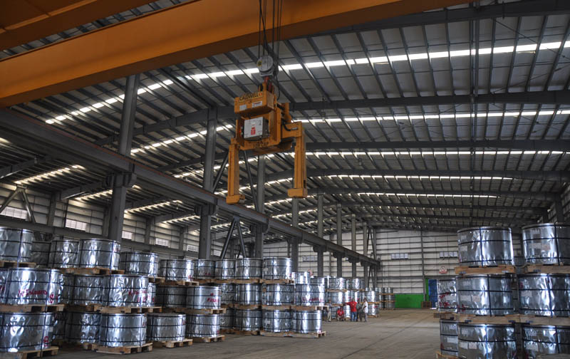 Bodega con bobinas de acero